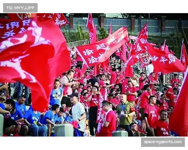 球迷热情回归助燃赛场气氛主场优势再度成为胜负关键 球迷热情回归助燃赛场气氛主场优势再度成为胜负关键