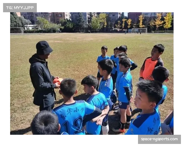 东华小学足球队乙组夺冠，青少年雪地足球展潜力