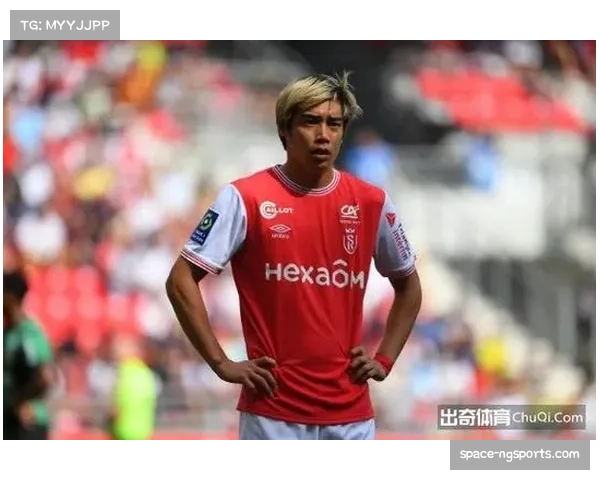 即时战报：兰斯球员伊东纯也边路突破传中，助队友穆内西头球破门