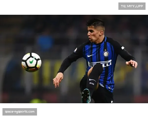 特写：摄像机捕捉到埃尔切主帅在场边用手势示意球员执行B计划角球战术